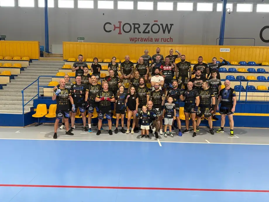Kilkadziesiąt osób po treningu w hali sportowej w Chorzowie