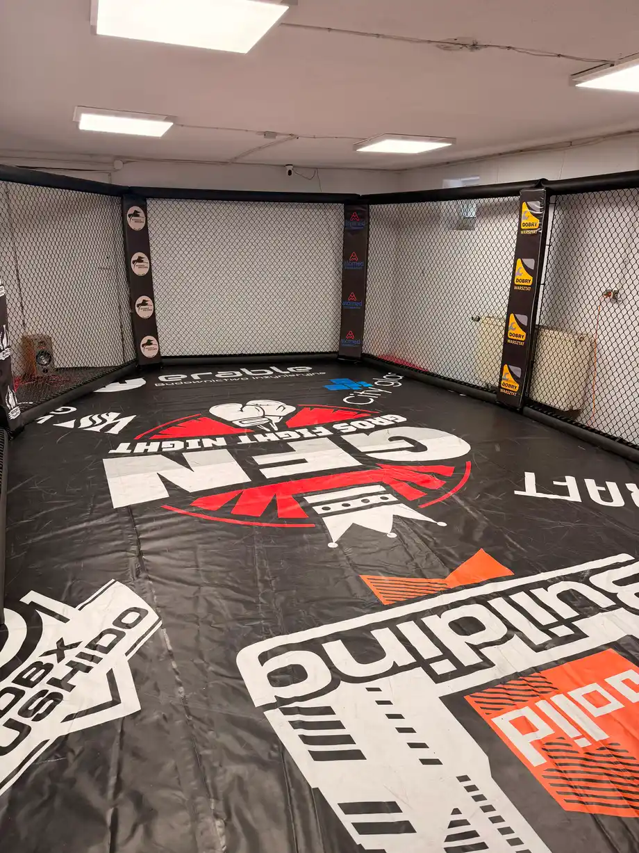 Klatka MMA z matą Gros Fight Night, szeroki kadr