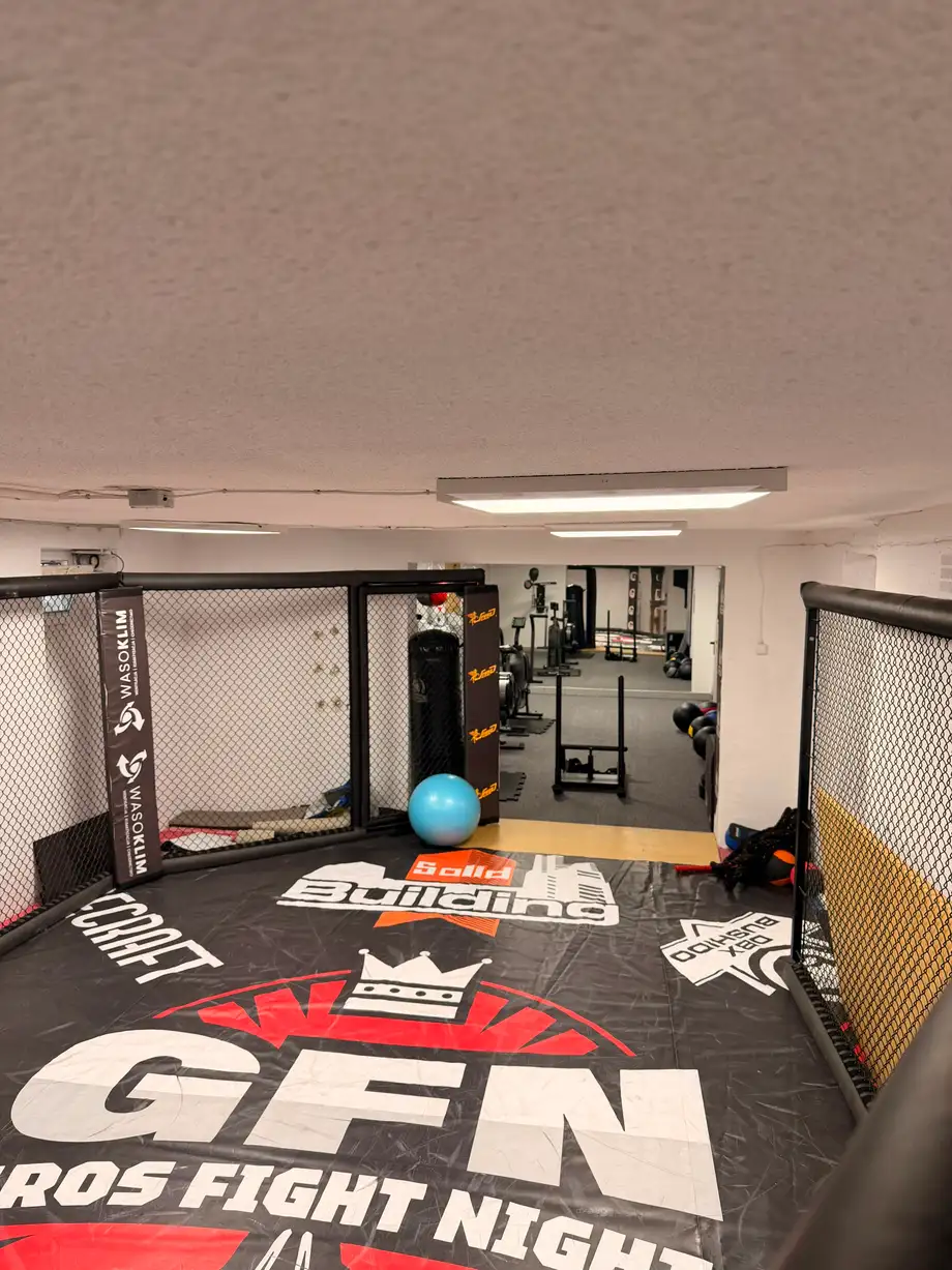 Klatka MMA od strony wejścia do części siłowej