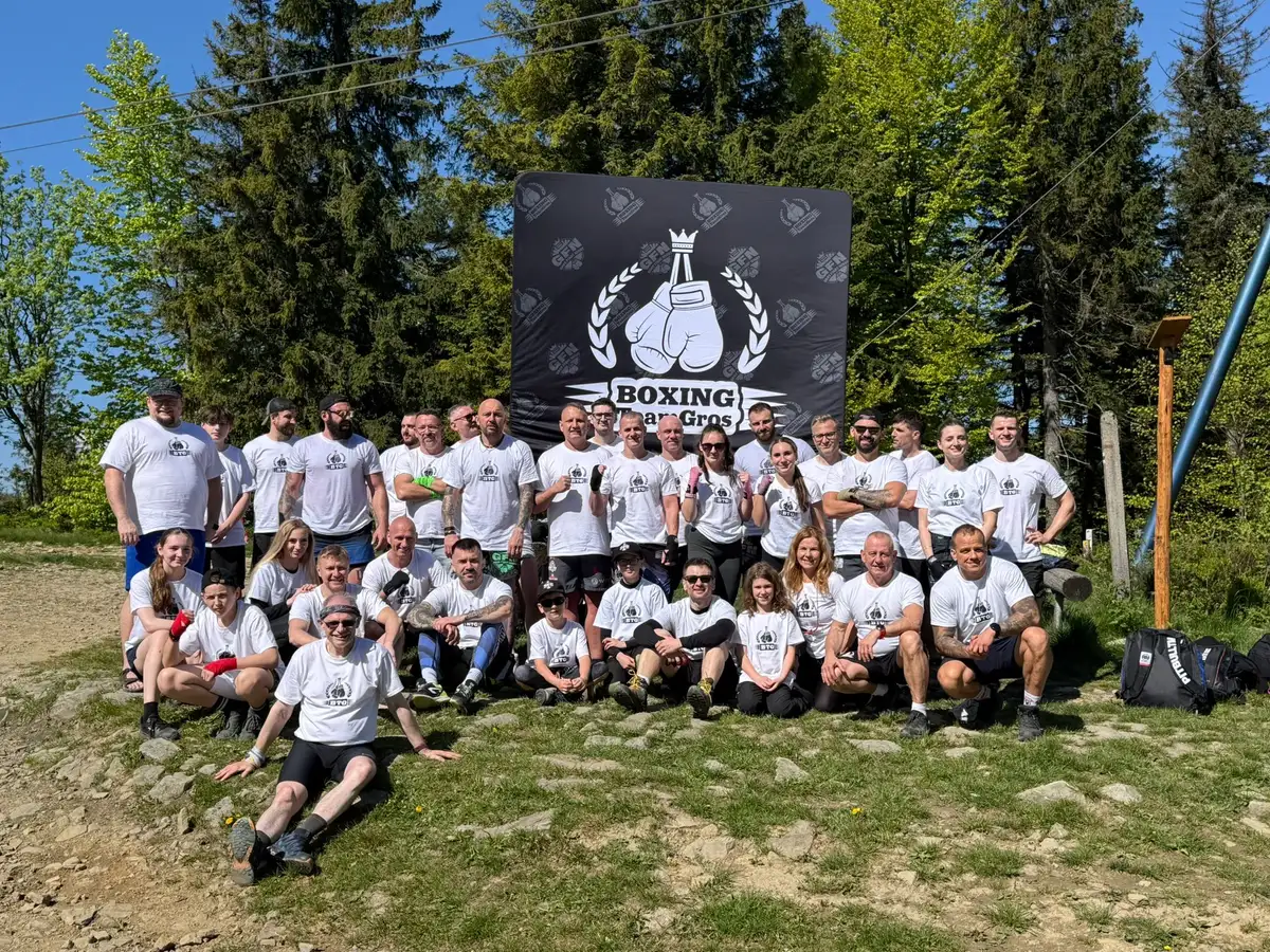 Grupa klubu pod banerem Boxing Team Gros na wyjeździe w górach