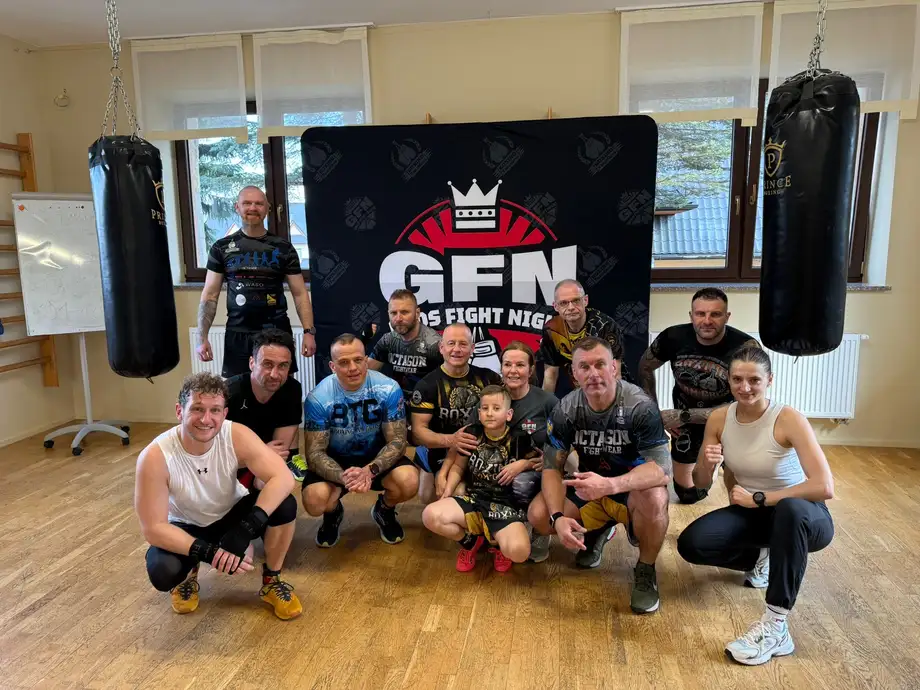 Dwanaście osób przed ścianką Gros Fight Night, między workami